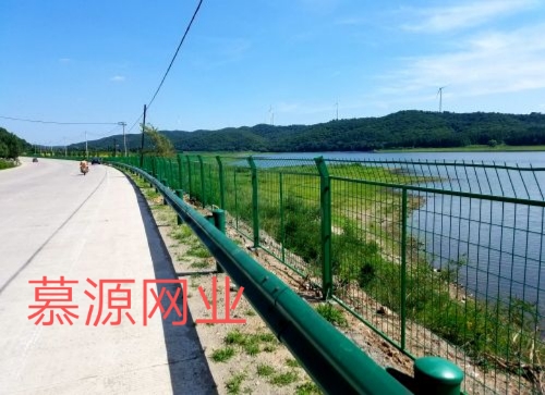 高速公路常用隔離網(wǎng)：公路隔離網(wǎng)、防炫目網(wǎng)、護(hù)欄板