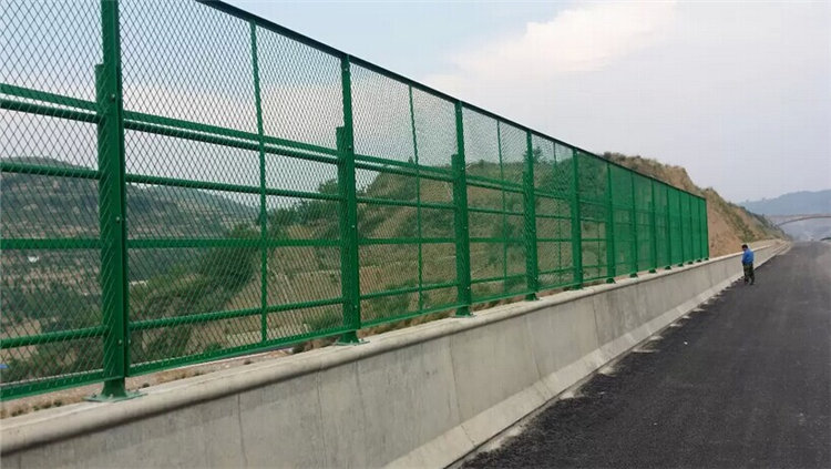 公路護(hù)欄網(wǎng)用處及運(yùn)用規(guī)模